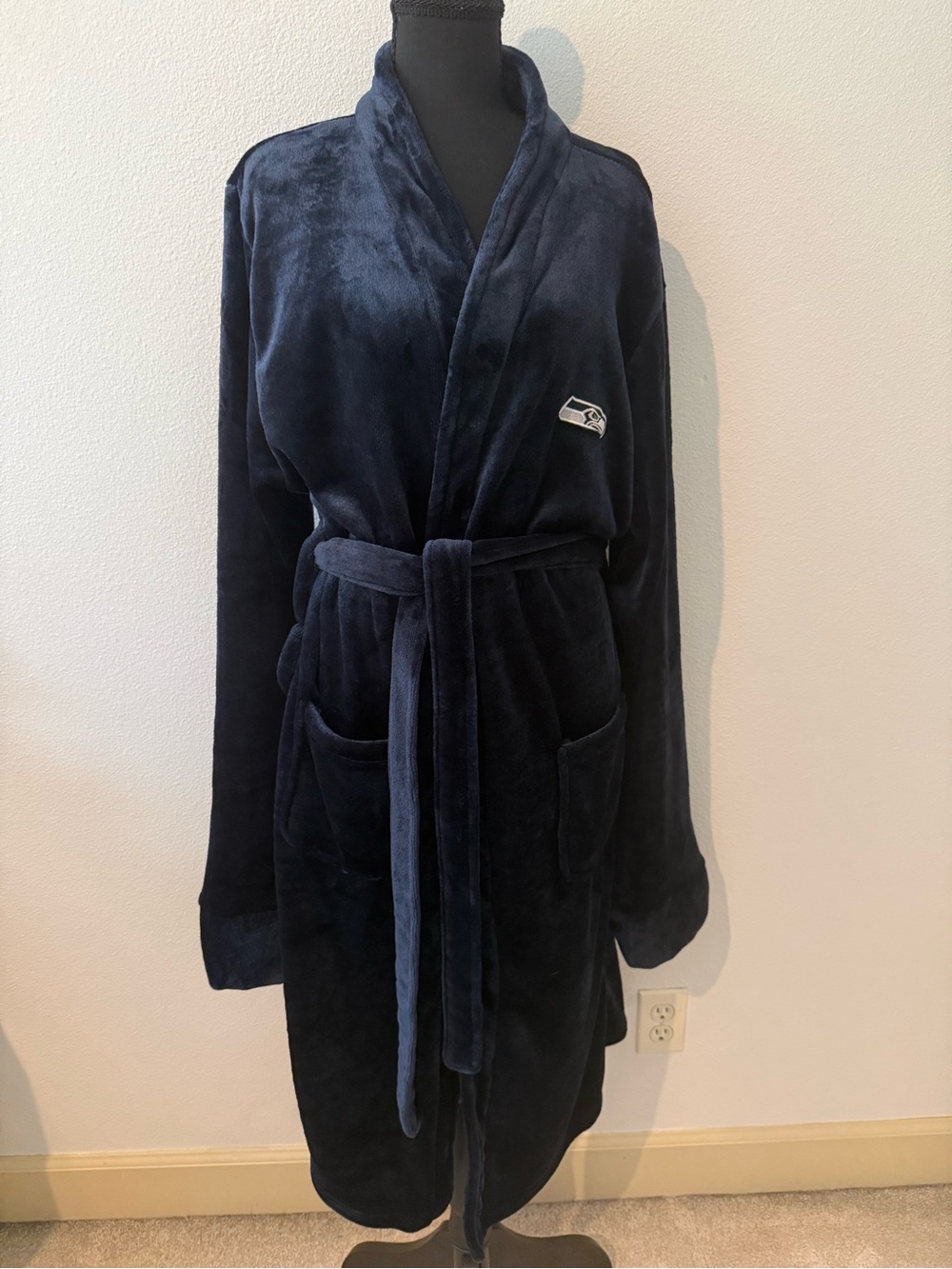 ROBE.. Seattle Seahawks Navy and White L/XL Plush Robe